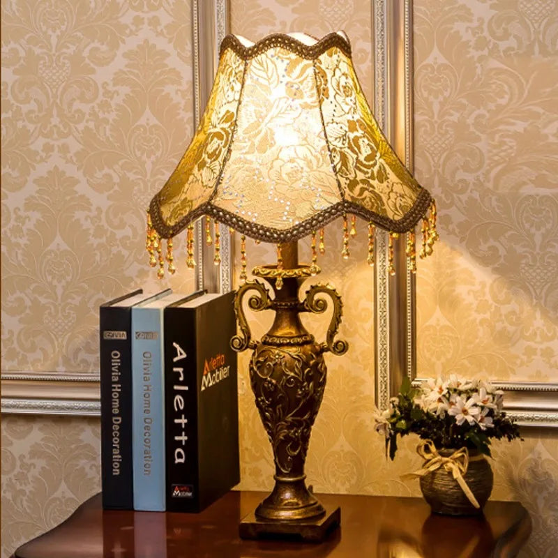 Resin Vintage Floor Lamp Classical Pastoral Foot Switch Living Room Lamp Home Daily Lustre Fixtures with Lampshade